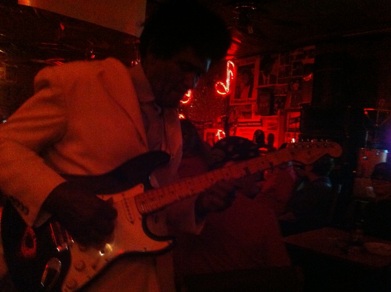 רוברט בילבו ווקר ב- Red's Lounge, נובמבר 2013. צילום: שי גולן