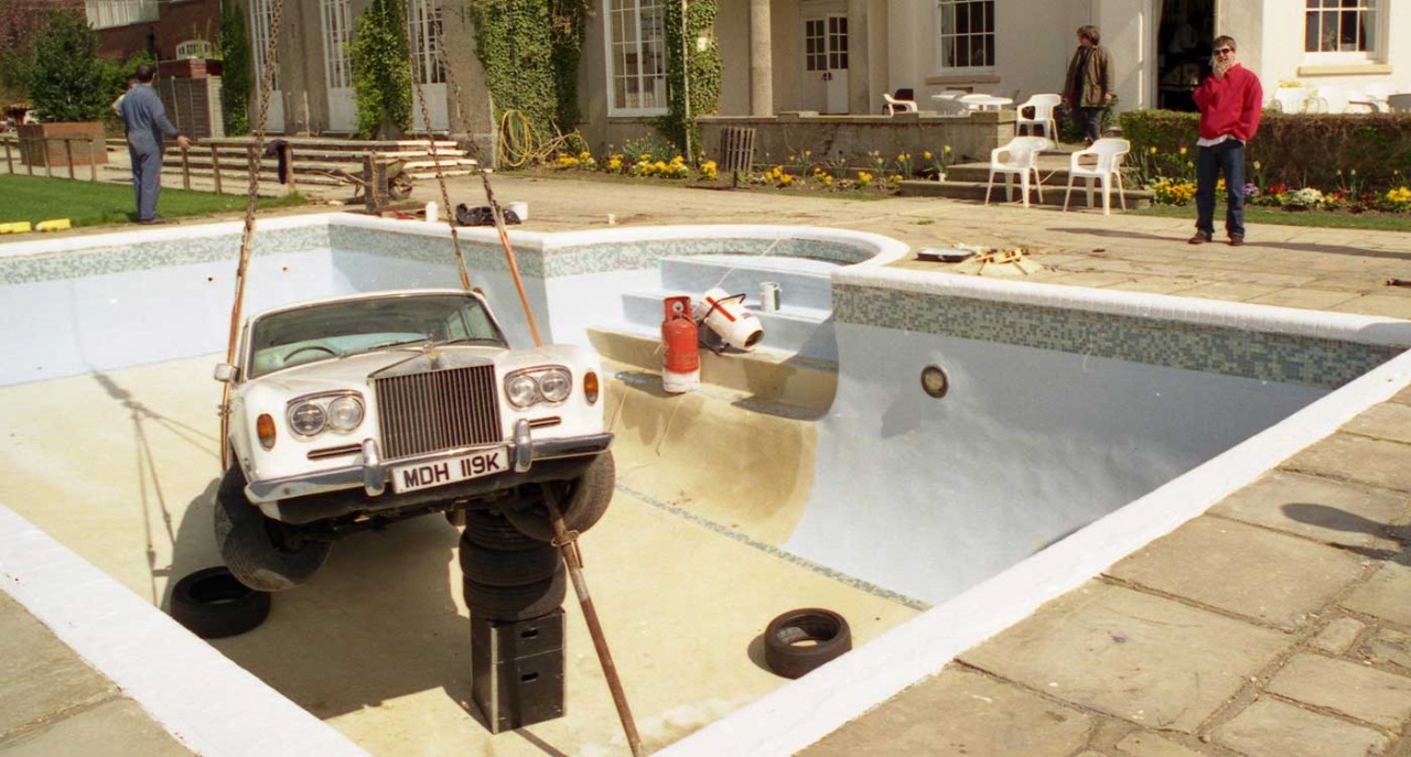 oasis_rolls_royce_swimming_pool_be_here_now_02